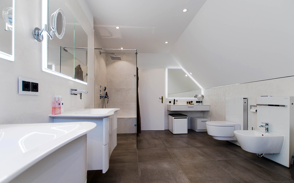 Пример оригинального дизайна: огромная ванная комната в современном стиле с плоскими фасадами, белыми фасадами, душем без бортиков, инсталляцией, бежевой плиткой, белыми стенами, душевой кабиной, монолитной раковиной, коричневым полом и душем с распашными дверями