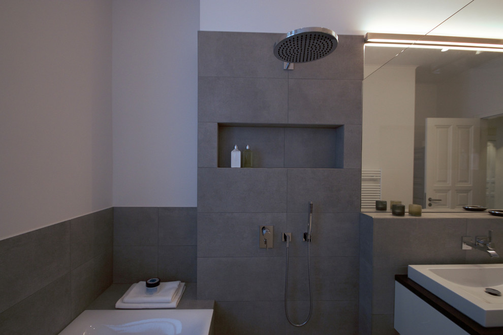 Mittelgroßes Modernes Badezimmer in Berlin