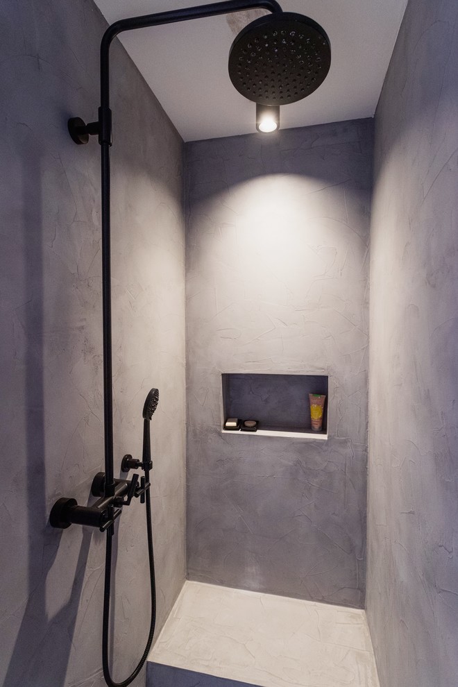 Источник вдохновения для домашнего уюта: маленькая ванная комната в современном стиле с душем без бортиков, инсталляцией, серой плиткой, серыми стенами, бетонным полом, душевой кабиной, серым полом и белой столешницей для на участке и в саду