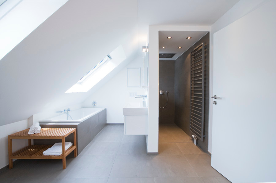 Réalisation d'une salle de bain design de taille moyenne avec une baignoire posée, une douche à l'italienne, WC suspendus, un mur blanc, carreaux de ciment au sol, une vasque, un sol gris et aucune cabine.