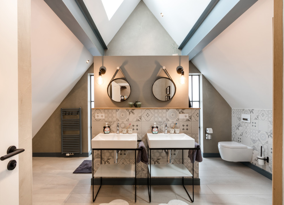 Пример оригинального дизайна: ванная комната в современном стиле с серыми фасадами, инсталляцией, серой плиткой, коричневыми стенами, консольной раковиной, бежевым полом, тумбой под две раковины, напольной тумбой и сводчатым потолком