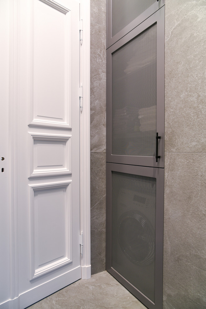 Источник вдохновения для домашнего уюта: главная ванная комната среднего размера в современном стиле с серыми фасадами, душем без бортиков, раздельным унитазом, серой плиткой, керамической плиткой, белыми стенами, полом из керамической плитки, подвесной раковиной, столешницей из искусственного камня, серым полом, душем с распашными дверями, белой столешницей, тумбой под одну раковину и подвесной тумбой