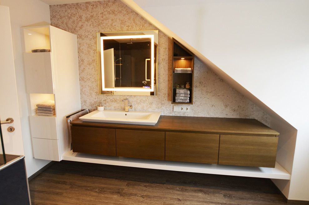 Inspiration för ett mellanstort funkis brun brunt badrum med dusch, med släta luckor, vita skåp, en kantlös dusch, glasskiva och med dusch som är öppen
