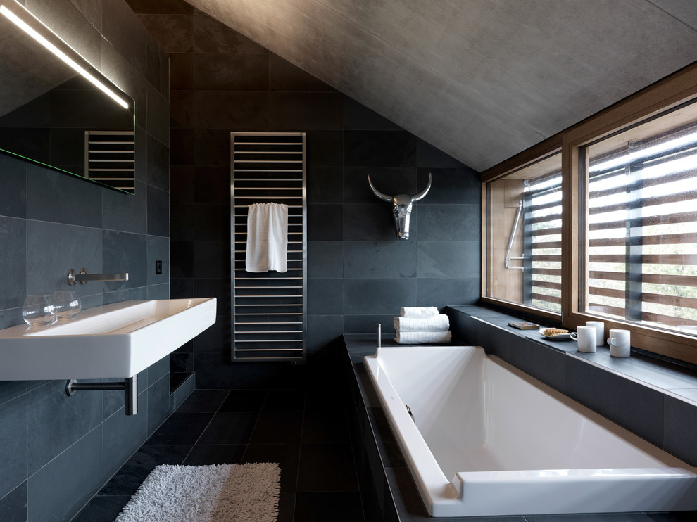 Inspiration för ett mellanstort funkis badrum, med ett platsbyggt badkar, en dusch i en alkov, svart kakel, stenkakel och ett väggmonterat handfat