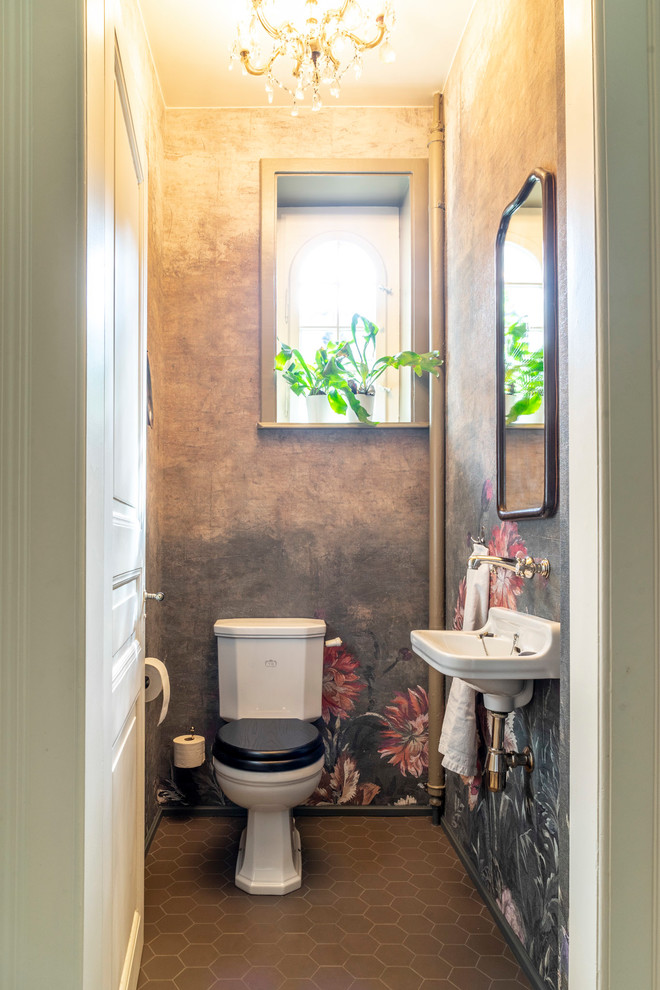 Klassisk inredning av ett litet toalett, med en toalettstol med hel cisternkåpa