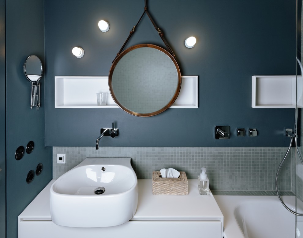 Ispirazione per una piccola stanza da bagno con doccia contemporanea con ante bianche, vasca da incasso, vasca/doccia, piastrelle verdi, piastrelle a mosaico, pareti blu e lavabo a bacinella