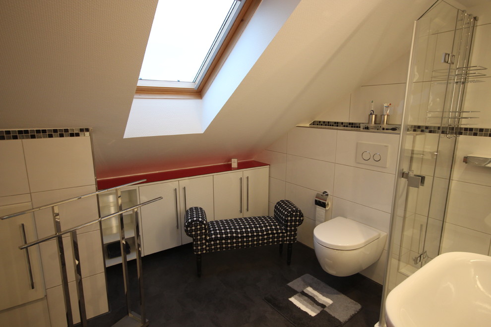 Immagine di una piccola stanza da bagno con doccia contemporanea con doccia ad angolo, piastrelle bianche, pareti nere, lavabo rettangolare e WC sospeso
