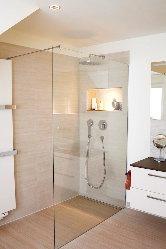 Idéer för att renovera ett stort funkis badrum, med beige skåp, en öppen dusch, beige kakel, beige väggar och bänkskiva i kvarts