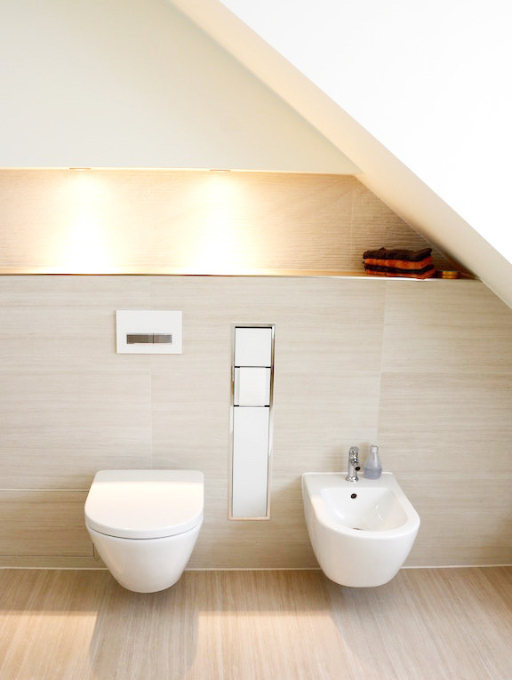 Exempel på ett stort modernt badrum, med en bidé, beige kakel och beige väggar