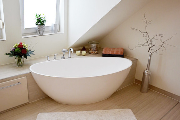 Стильный дизайн: большая ванная комната в классическом стиле с бежевыми фасадами, отдельно стоящей ванной, бежевой плиткой, каменной плиткой и бежевыми стенами - последний тренд