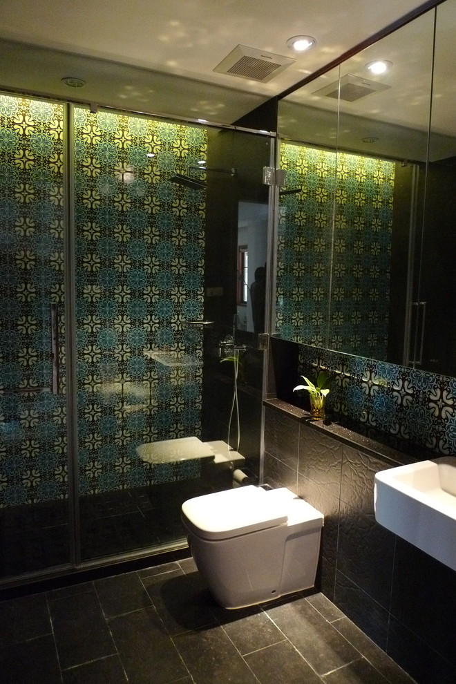 Exempel på ett mellanstort eklektiskt badrum med dusch, med en dusch i en alkov, en vägghängd toalettstol, flerfärgad kakel, svart kakel, skiffergolv och ett väggmonterat handfat
