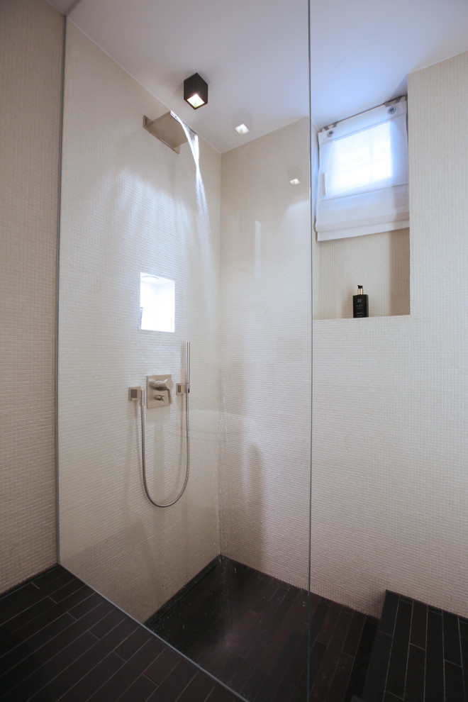 Bathroom - contemporary bathroom idea in Frankfurt