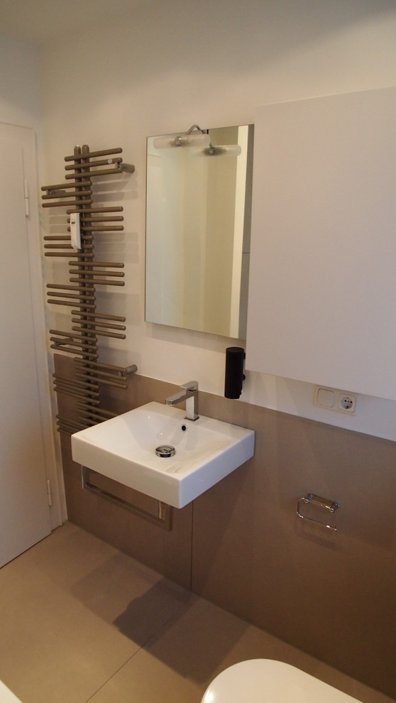 Idées déco pour une petite salle d'eau contemporaine avec des portes de placard grises, une baignoire posée, un combiné douche/baignoire, WC séparés, un mur blanc et un lavabo suspendu.