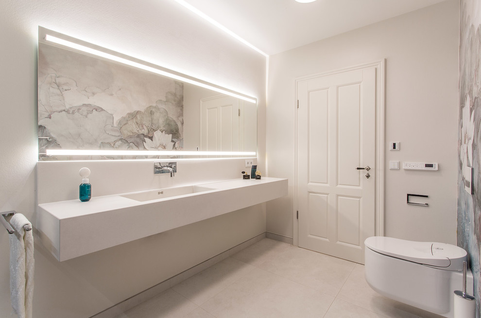 Mittelgroßes Klassisches Badezimmer mit Wandtoilette, weißer Wandfarbe, Porzellan-Bodenfliesen, integriertem Waschbecken und weißem Boden in Hamburg
