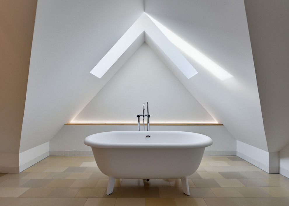 Großes Modernes Badezimmer mit weißer Wandfarbe und freistehender Badewanne in Berlin