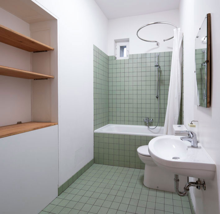 Modelo de cuarto de baño principal, único y flotante contemporáneo pequeño con bañera encastrada, baldosas y/o azulejos verdes, baldosas y/o azulejos de cemento y lavabo tipo consola