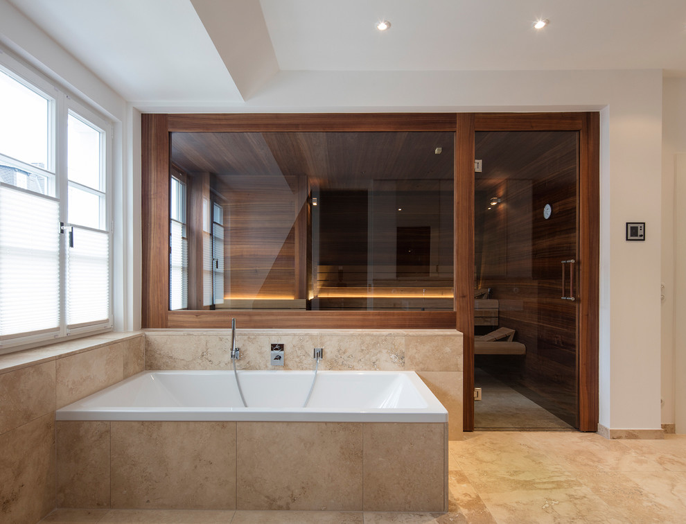 Idée de décoration pour un sauna design avec une baignoire posée, un mur blanc et un sol beige.