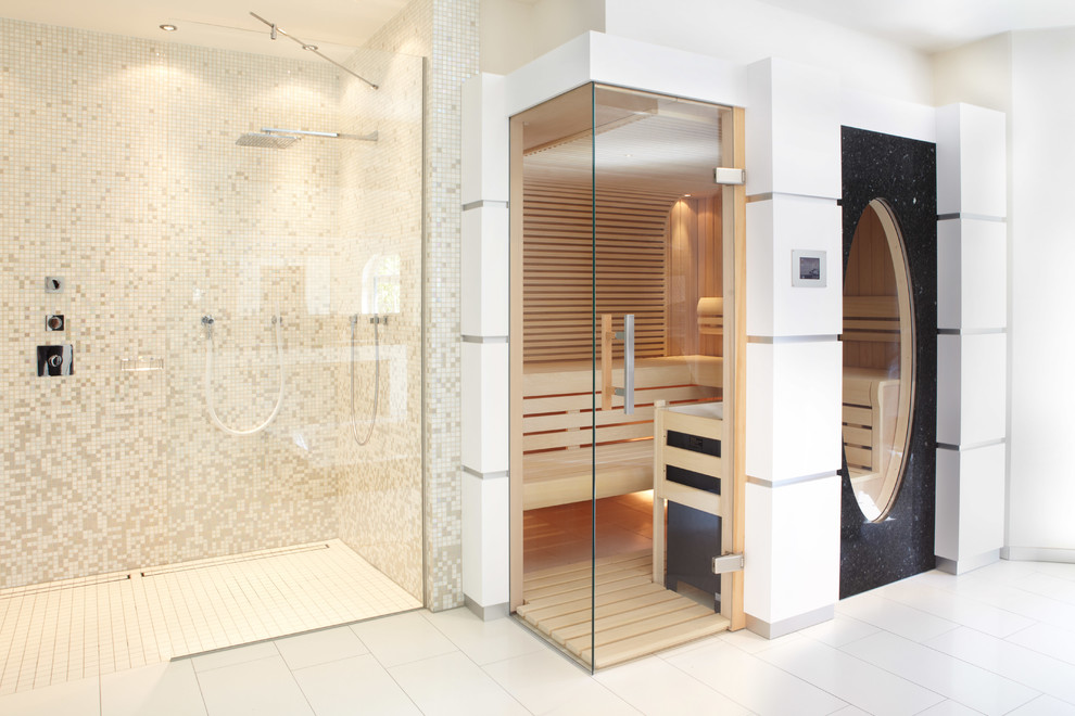 Sauna mit Glas über Eck und großem ovalen Fenster - Contemporary - Bathroom  - Other - by Erdmann Exklusive Saunen | Houzz