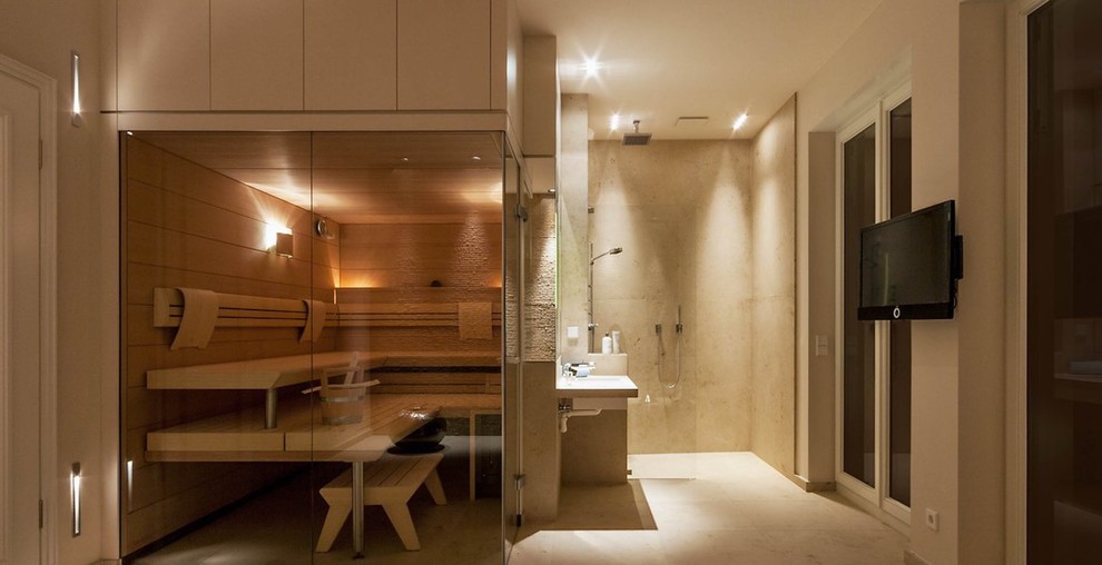 Свежая идея для дизайна: большая баня и сауна в стиле модернизм с бежевыми стенами, полом из керамической плитки и бежевым полом - отличное фото интерьера