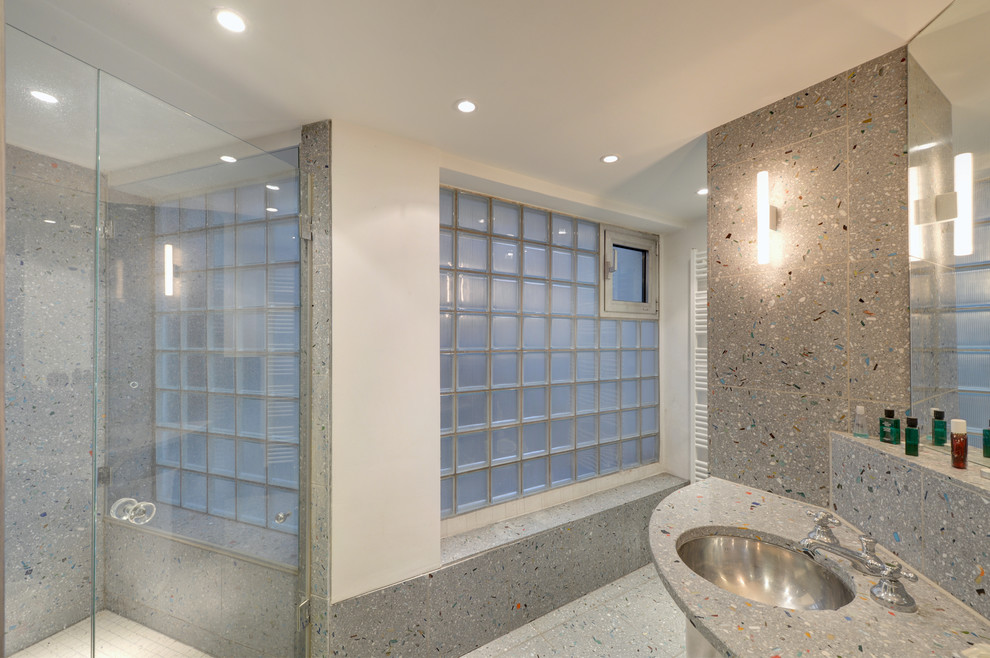 Mittelgroßes Modernes Badezimmer mit grauen Fliesen, weißer Wandfarbe, Unterbauwaschbecken und Terrazzo-Waschbecken/Waschtisch in München