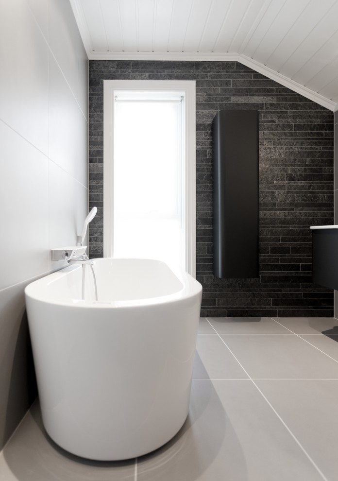 Imagen de cuarto de baño actual con ducha a ras de suelo, baldosas y/o azulejos de piedra, paredes grises y lavabo sobreencimera
