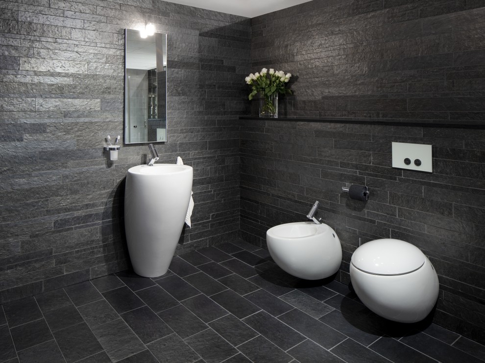 Modernes Badezimmer mit bodengleicher Dusche, Steinfliesen, grauer Wandfarbe und Aufsatzwaschbecken in Sonstige