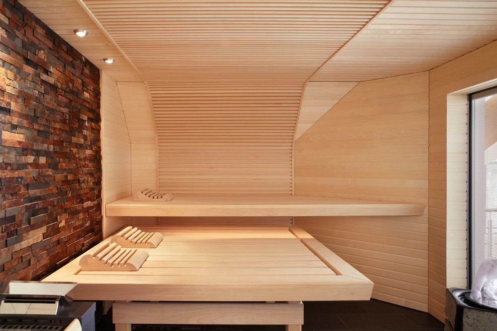 Ejemplo de sauna contemporánea con piedra