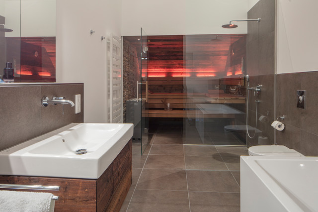 Schmales Badezimmer mit Design-Sauna in Altholz im Penthouse - Modern -  Badezimmer - Dortmund - von corso sauna manufaktur gmbh | Houzz