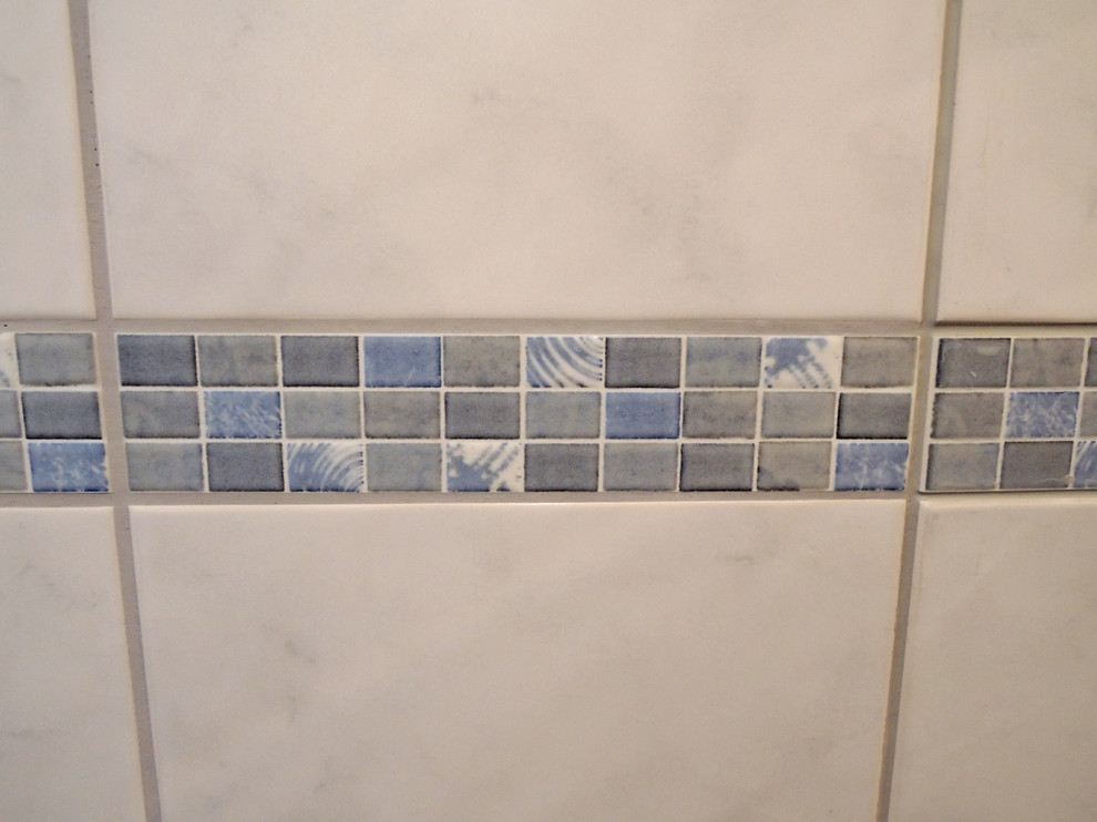 Foto di una stanza da bagno contemporanea di medie dimensioni con vasca da incasso, WC a due pezzi, piastrelle bianche e pavimento con piastrelle in ceramica
