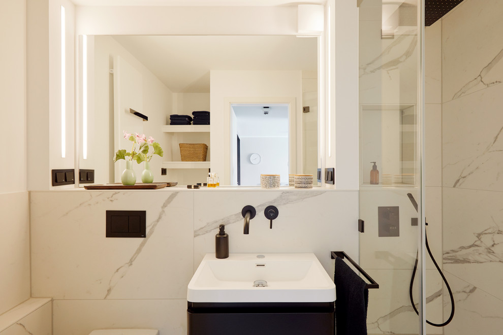 На фото: ванная комната среднего размера в современном стиле с черными фасадами, душем без бортиков, черно-белой плиткой, мраморной плиткой, мраморным полом, нишей, тумбой под одну раковину и подвесной тумбой с