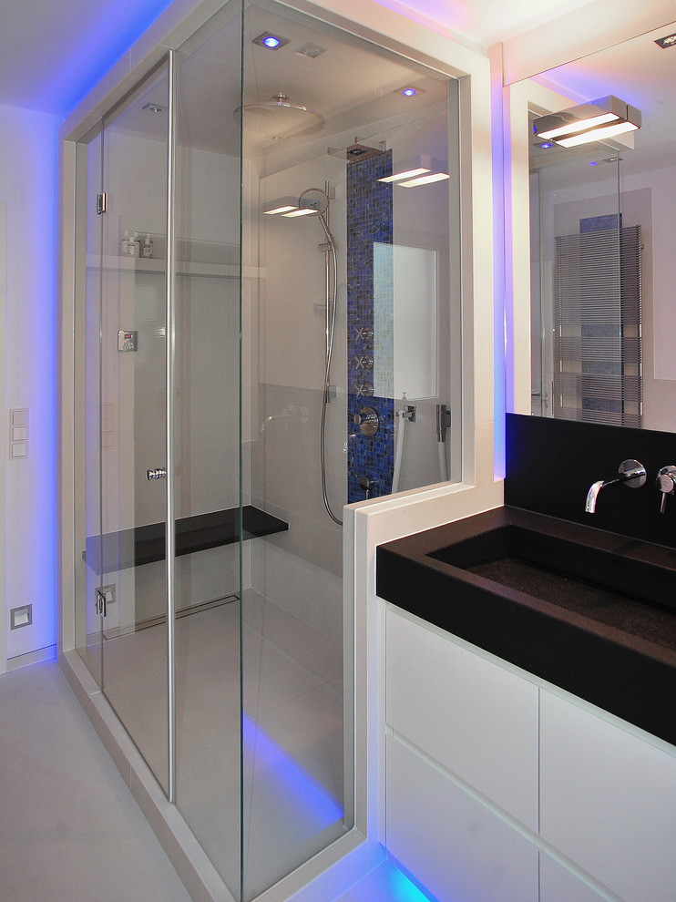 Mittelgroßes Modernes Duschbad mit flächenbündigen Schrankfronten, weißen Schränken, Eckdusche, weißer Wandfarbe und integriertem Waschbecken in Düsseldorf