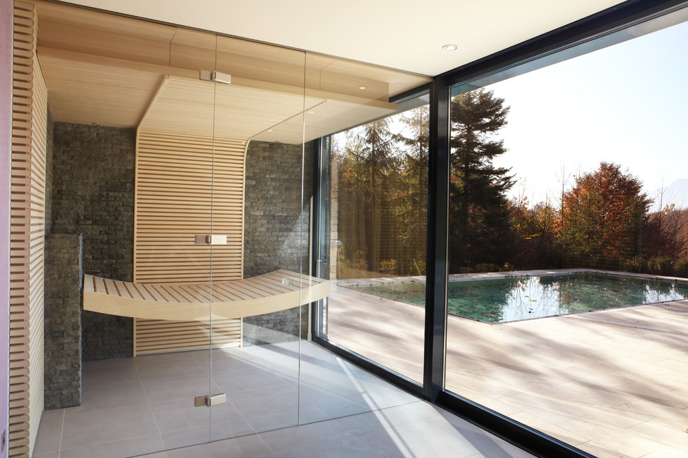 Idee per una grande sauna design con piastrelle in pietra