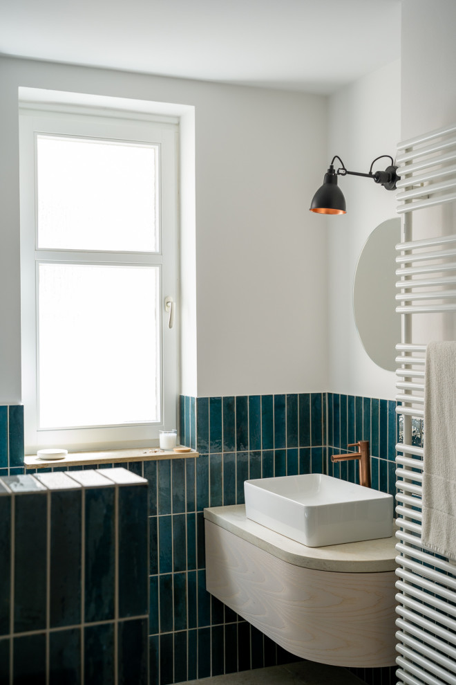 Идея дизайна: огромная ванная комната в современном стиле с плоскими фасадами, бежевыми фасадами, угловой ванной, угловым душем, раздельным унитазом, синей плиткой, керамической плиткой, белыми стенами, полом из керамогранита, душевой кабиной, настольной раковиной, мраморной столешницей, бежевым полом, душем с распашными дверями, бежевой столешницей, тумбой под одну раковину и подвесной тумбой