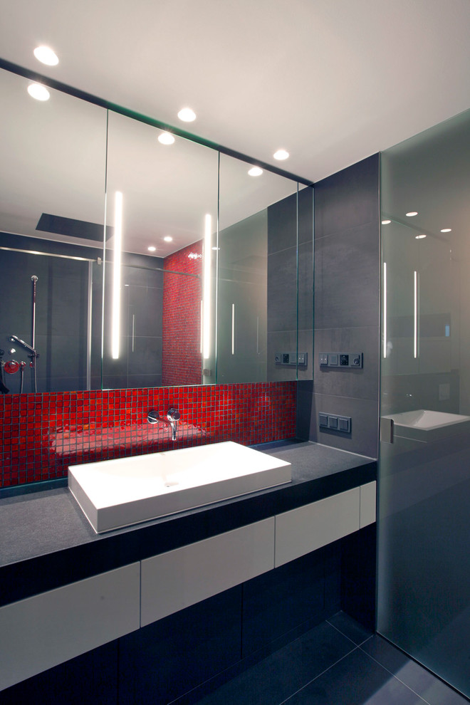Ejemplo de cuarto de baño moderno con armarios con paneles lisos, puertas de armario blancas, baldosas y/o azulejos rojos, baldosas y/o azulejos en mosaico, suelo de pizarra y lavabo sobreencimera