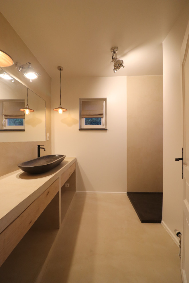 Inspiration för ett mellanstort funkis beige beige badrum med dusch, med öppna hyllor, beige skåp, en kantlös dusch, beige väggar, ett fristående handfat, beiget golv och med dusch som är öppen