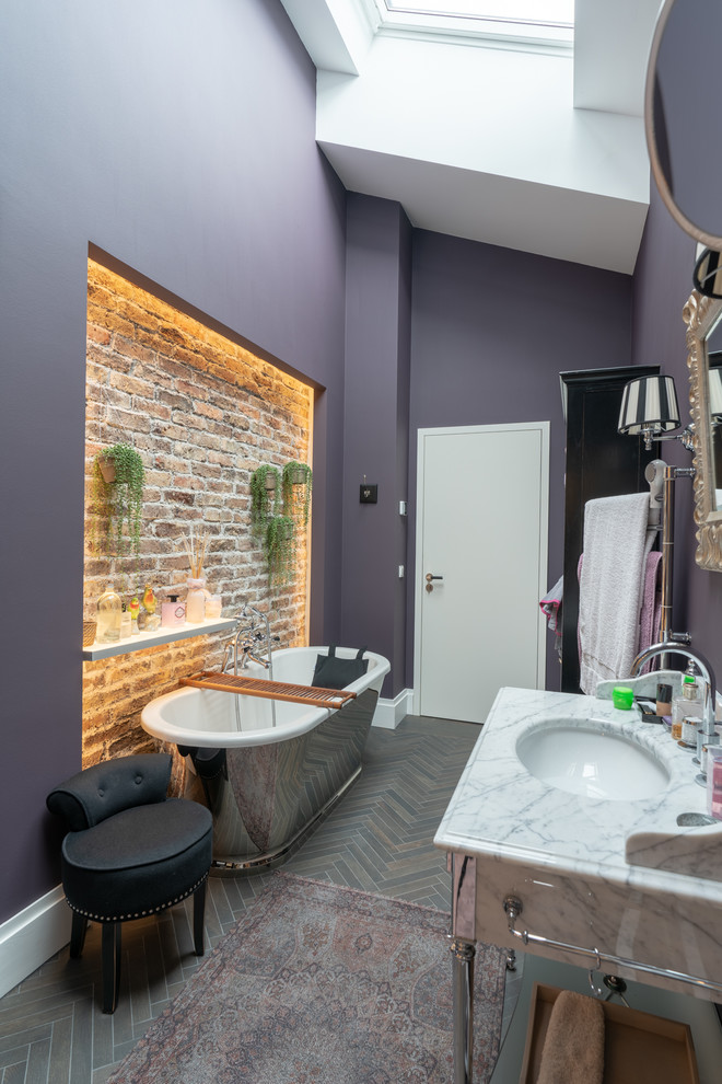Modernes Duschbad mit freistehender Badewanne, grauer Wandfarbe, Unterbauwaschbecken, braunem Boden und weißer Waschtischplatte in Düsseldorf