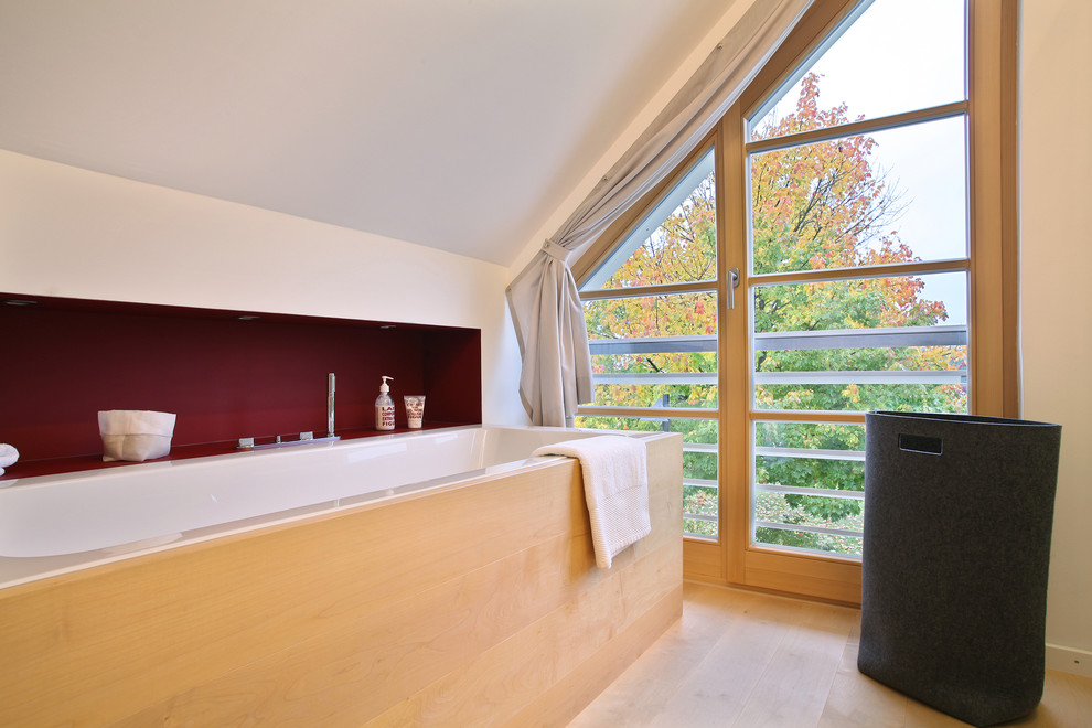 На фото: ванная комната среднего размера в скандинавском стиле с накладной ванной, белыми стенами и светлым паркетным полом