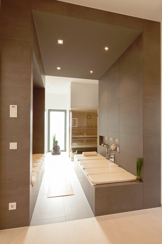 Стильный дизайн: большая баня и сауна в современном стиле с ванной в нише, серой плиткой, белыми стенами и полом из известняка - последний тренд