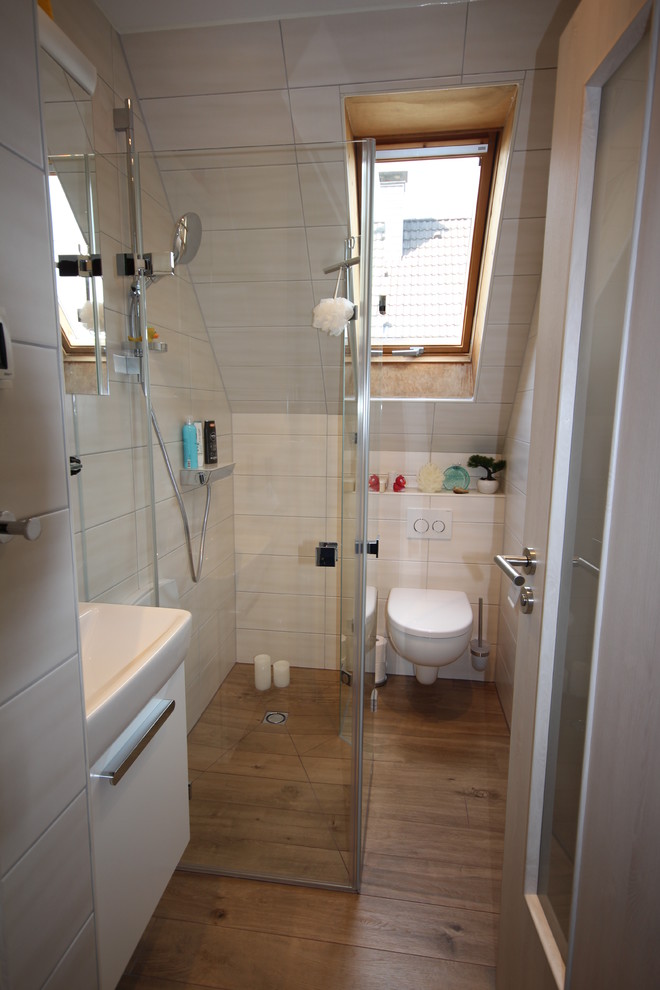 Kleines Modernes Duschbad mit weißen Schränken, bodengleicher Dusche, Wandtoilette, braunen Fliesen, Porzellanfliesen, beiger Wandfarbe, Porzellan-Bodenfliesen und Trogwaschbecken in Köln