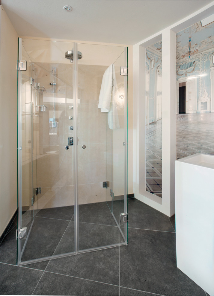 Exemple d'une salle de bain tendance de taille moyenne avec une douche à l'italienne, un carrelage beige, un carrelage de pierre, un lavabo de ferme et une cabine de douche à porte battante.