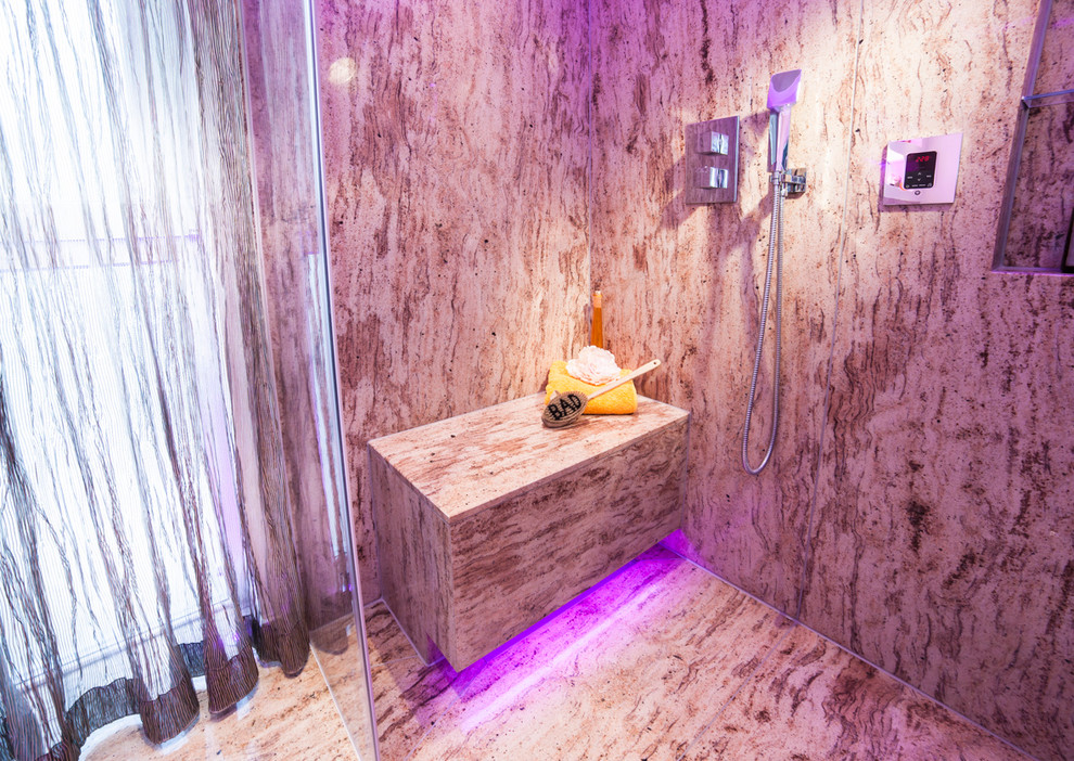 Идея дизайна: главная ванная комната среднего размера в морском стиле с плиткой из листового камня и мраморным полом