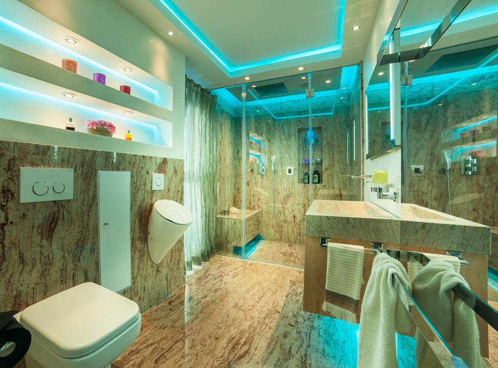 Aménagement d'une salle de bain principale moderne en bois clair de taille moyenne avec un placard à porte plane, une douche à l'italienne, WC suspendus, un carrelage multicolore, des dalles de pierre, un mur blanc, un sol en marbre, un lavabo posé et un plan de toilette en granite.