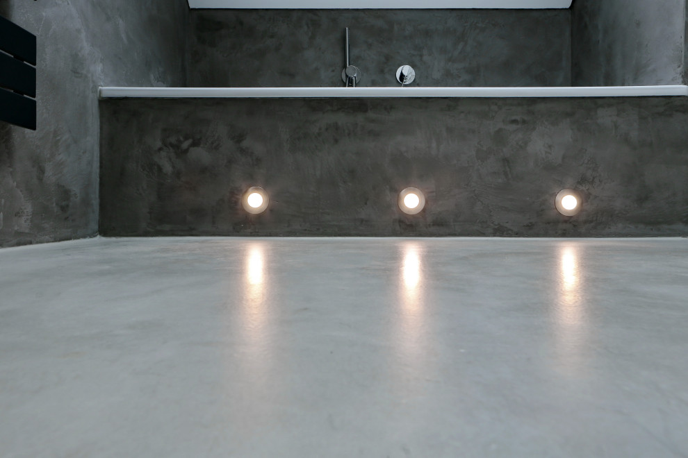 Modelo de cuarto de baño principal minimalista de tamaño medio con paredes grises, suelo de cemento, suelo gris y ducha abierta