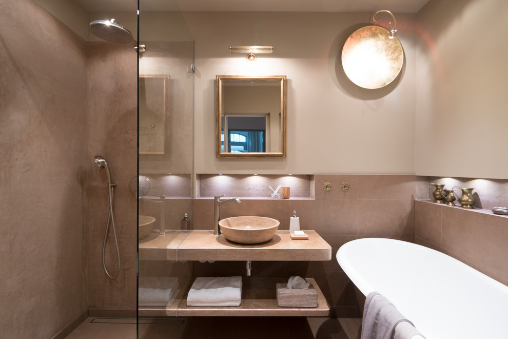 Пример оригинального дизайна: ванная комната среднего размера в классическом стиле с отдельно стоящей ванной, открытым душем, коричневой плиткой, настольной раковиной, открытыми фасадами, коричневыми фасадами, открытым душем, инсталляцией и зеркалом с подсветкой