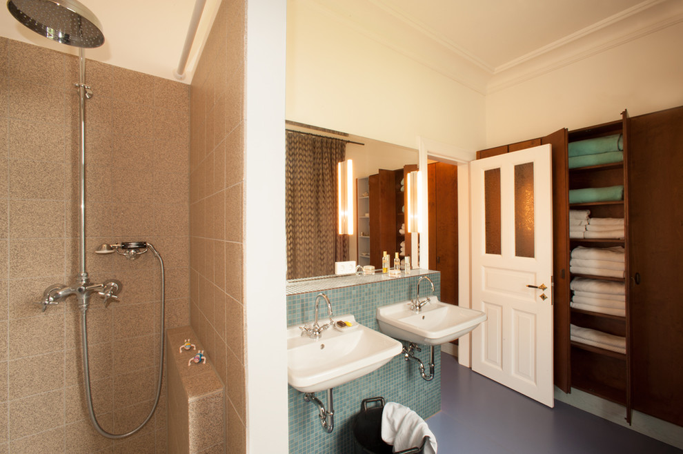 Ejemplo de cuarto de baño bohemio grande con armarios con paneles lisos, puertas de armario de madera en tonos medios, ducha empotrada, baldosas y/o azulejos azules, baldosas y/o azulejos en mosaico, paredes blancas y lavabo suspendido