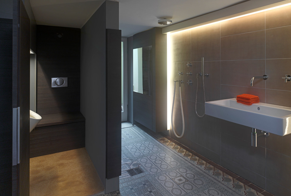 Источник вдохновения для домашнего уюта: большая ванная комната в классическом стиле с плоскими фасадами, темными деревянными фасадами, душем без бортиков, серой плиткой, каменной плиткой, серыми стенами, душевой кабиной и консольной раковиной