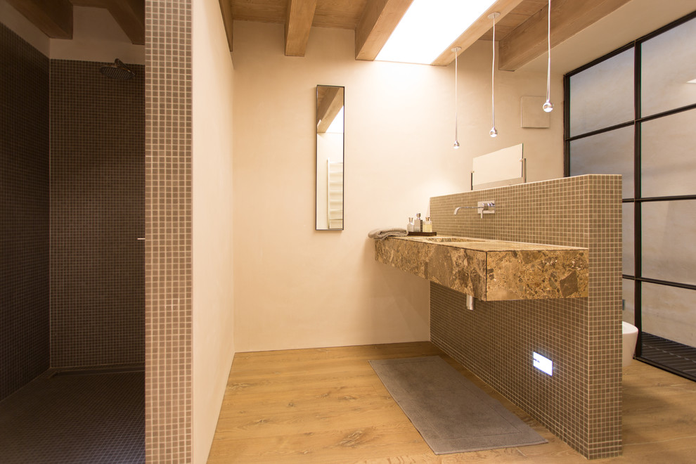 Свежая идея для дизайна: большая ванная комната в современном стиле с душем в нише, инсталляцией, коричневой плиткой, плиткой мозаикой, бежевыми стенами, паркетным полом среднего тона и монолитной раковиной - отличное фото интерьера