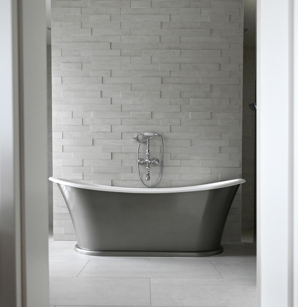 Ispirazione per una stanza da bagno padronale chic di medie dimensioni con doccia a filo pavimento e piastrelle beige