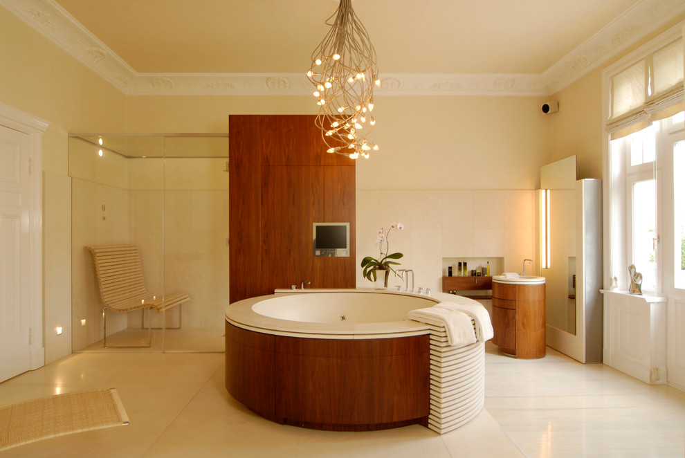 Cette photo montre une grande salle de bain principale tendance en bois brun avec un lavabo de ferme, un placard à porte plane, un bain bouillonnant, une douche d'angle, un carrelage blanc, un mur jaune, des dalles de pierre et un plan de toilette en bois.