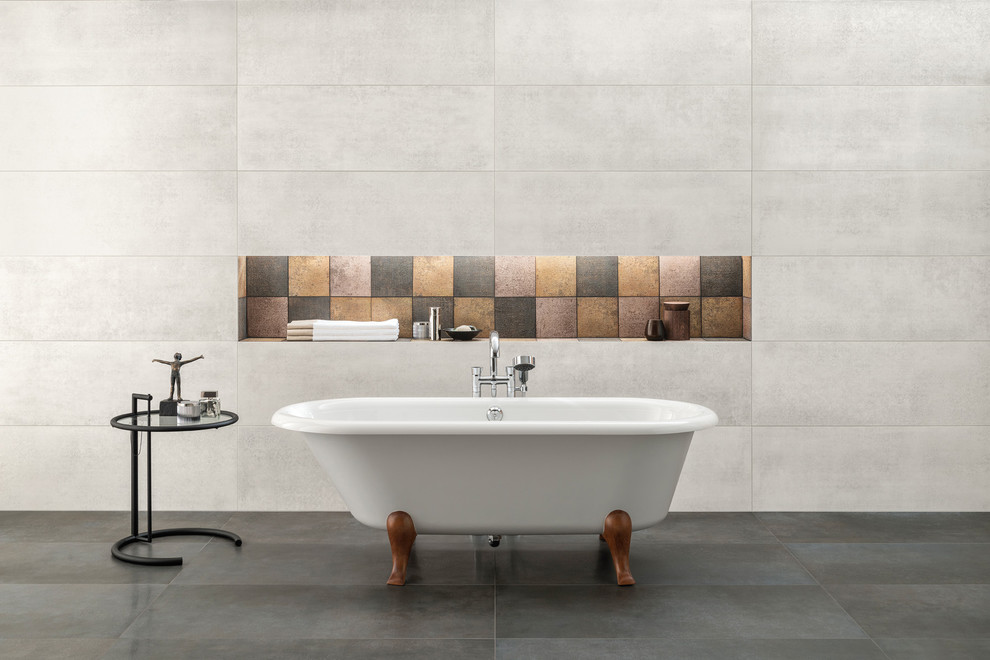 На фото: большая ванная комната в классическом стиле с отдельно стоящей ванной, серой плиткой, белой плиткой, плиткой из известняка, серыми стенами и полом из керамической плитки
